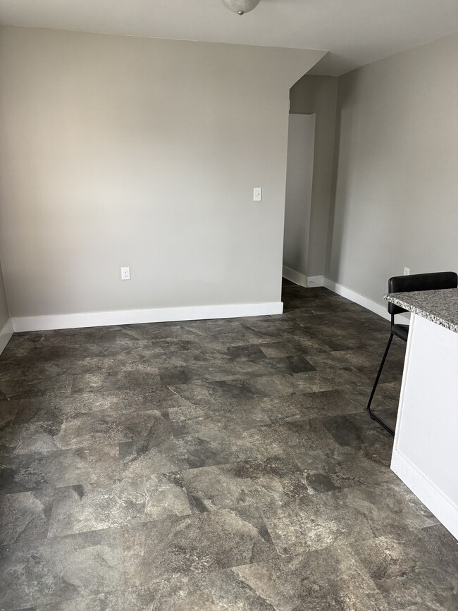 Building Photo - 406 W Pine St