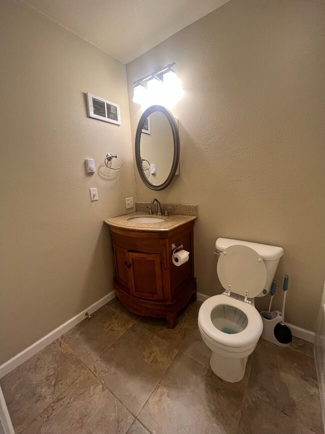 Building Photo - 3-Bedroom 2.5-Bathroom home in Eugene