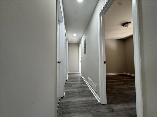 Building Photo - 3489 Creighton Rd SW