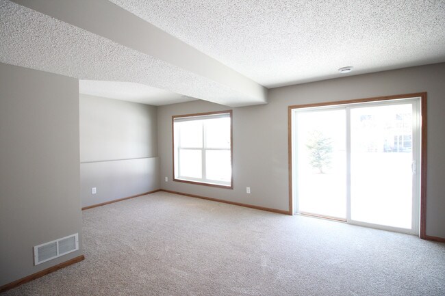 Building Photo - 10651 Pond Curve