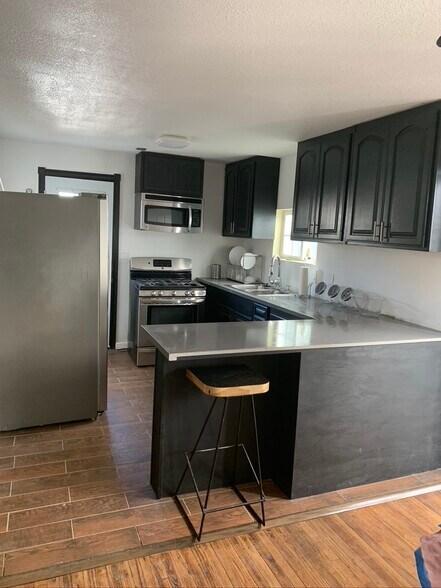 Building Photo - 2717 W Vernon Ave