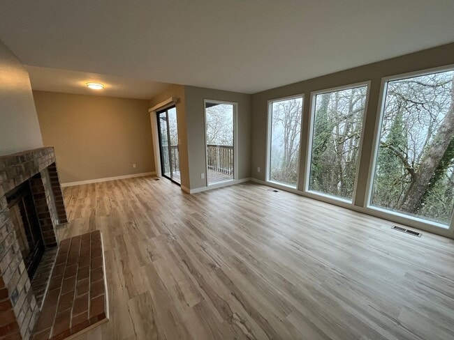 Building Photo - Spacious lower unit in refurbished duplex