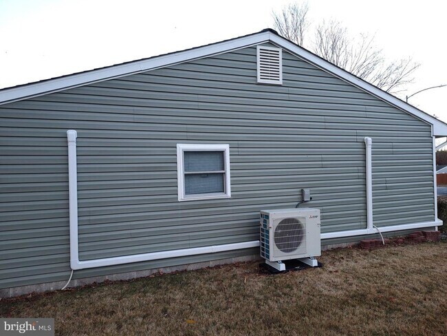 Building Photo - 8566 Dyott Ct