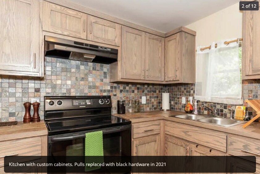 Full kitchen. - 815 Gunter St