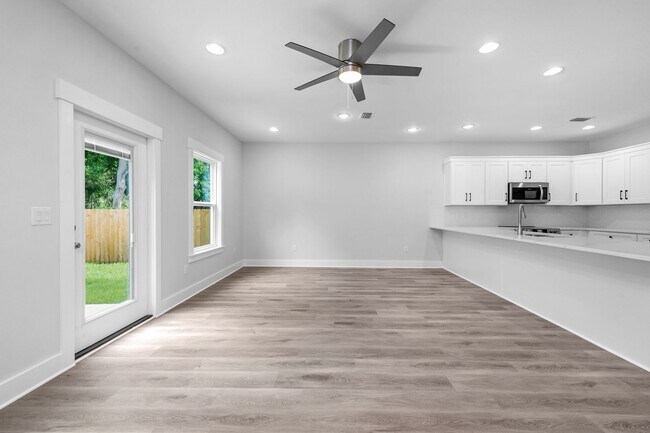 Building Photo - Modern 4BR Home with Private Fenced Yard Near the Beach