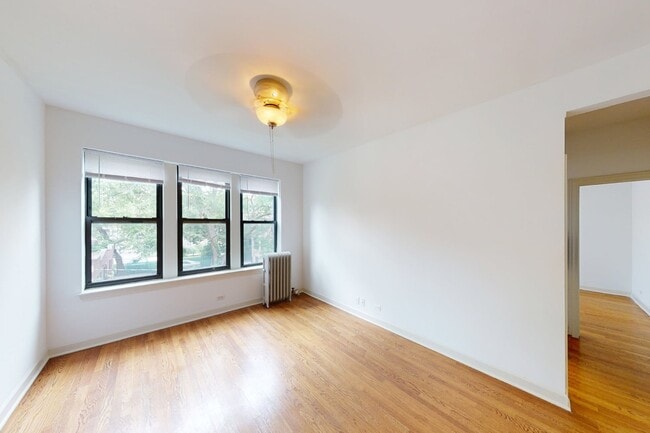 Interior Photo - 5326-5336 S. Greenwood Avenue