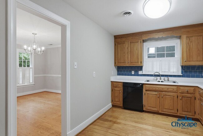 Building Photo - Charming Farmhouse-style Home Adjacent to Huguenot Park!