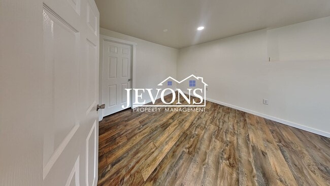 Building Photo - $1,000 Rent Credit if move-in occurs befor...