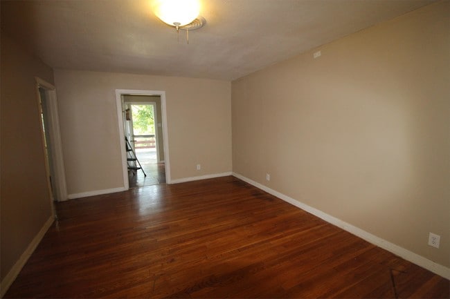 Building Photo - 510 W Kern Rd