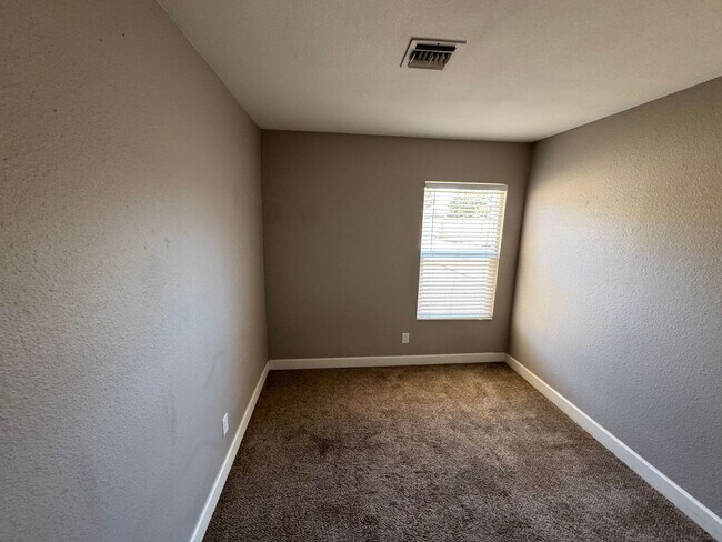 Building Photo - Stunning 3-bedroom, 2-bathroom home locate...