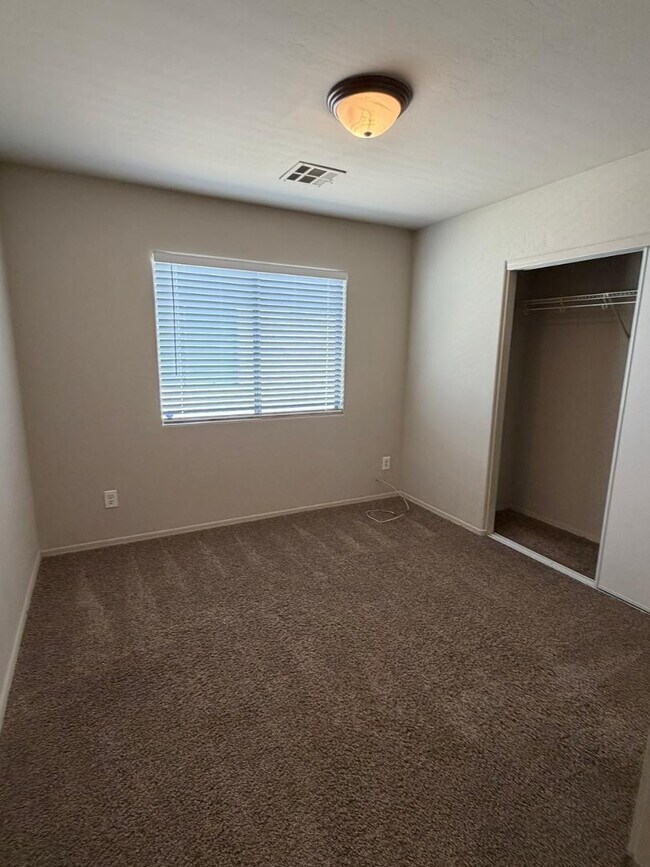 Building Photo - 11284 W Magnolia St