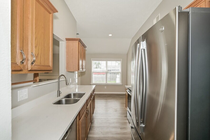 Building Photo - 416 Lake Forest Dr