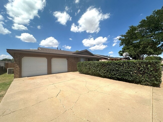 Building Photo - 3bed/2Bath Available 9/10