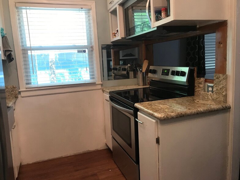 Granite countertops throughout kitchen - 1407 W Church St