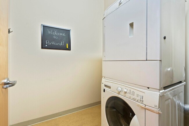 Building Photo - Elizabeth Lofts - 7th floor west facing Pearl District studio w/parking/concierge/most utilities
