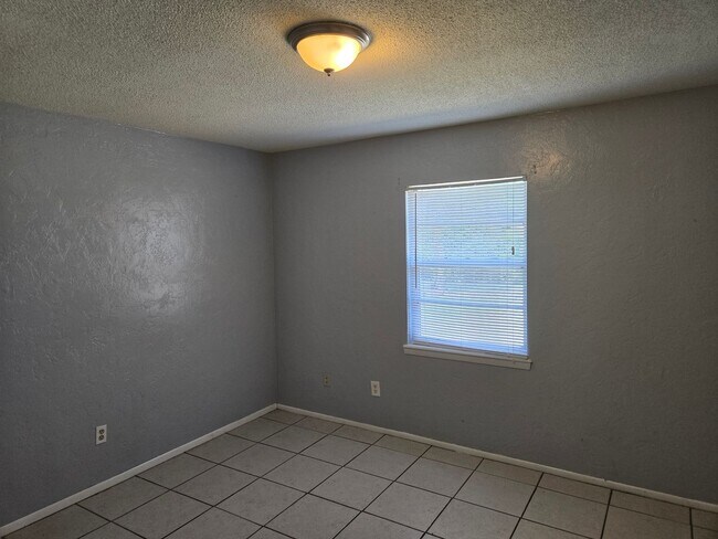 Building Photo - Bright 2BR/2BA Home with Garage