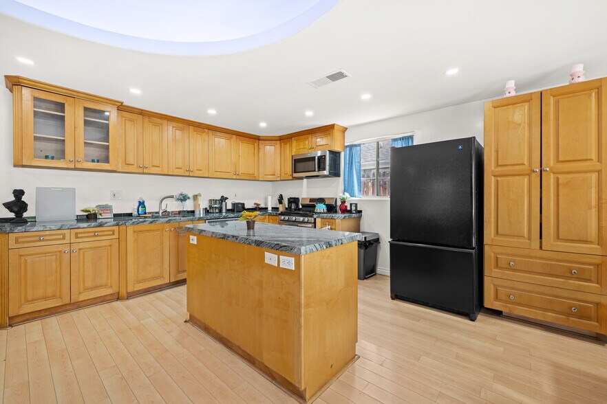 Building Photo - 6527 Woodlake Ave