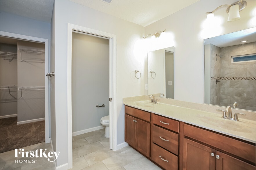 Building Photo - 900 Foxglove St