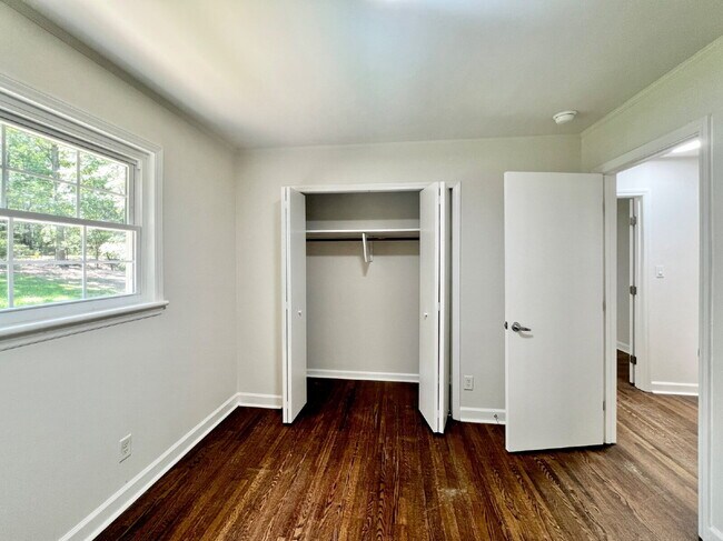 Building Photo - SPACIOUS 4 BEDROOM CLOSE TO MATTHEWS!