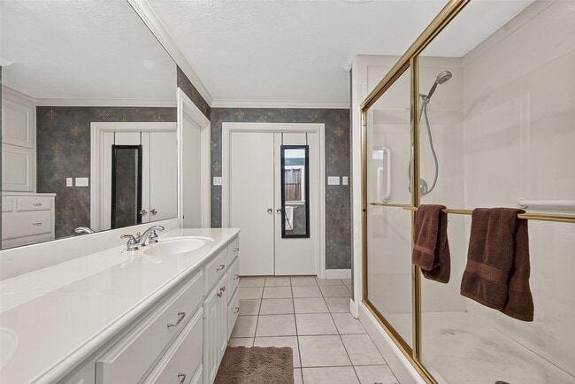 Building Photo - 31 Champions Colony E