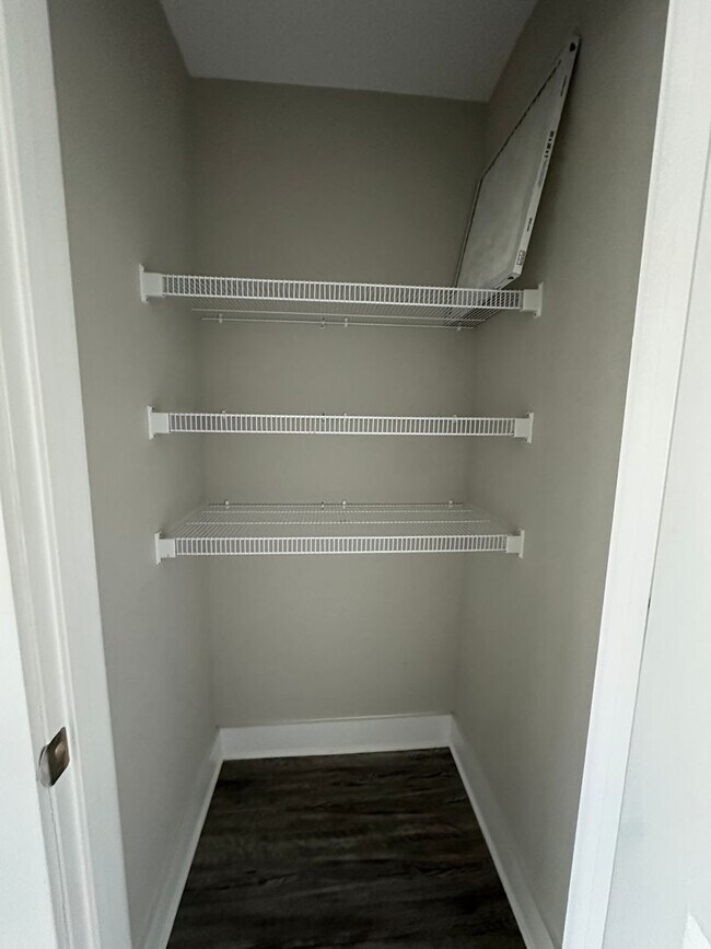 Building Photo - Spacious unit in English Commons! Close to...