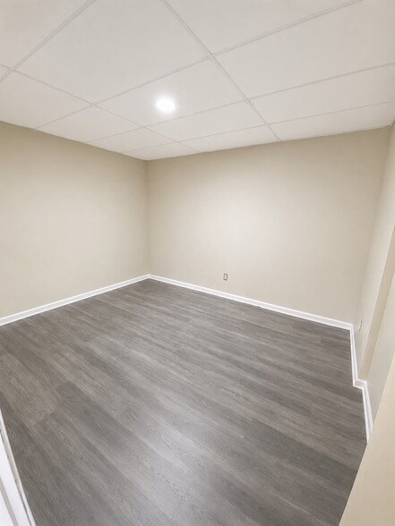 Building Photo - Room in House on Smoke Hill Dr NE