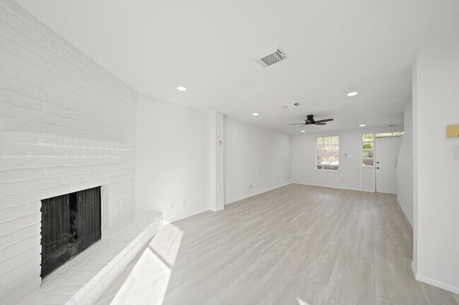 Building Photo - "Charming 3-Bed Townhouse Oasis with 2.5 Baths in Houston – 1512 Sq Ft of Comfort & Style!"