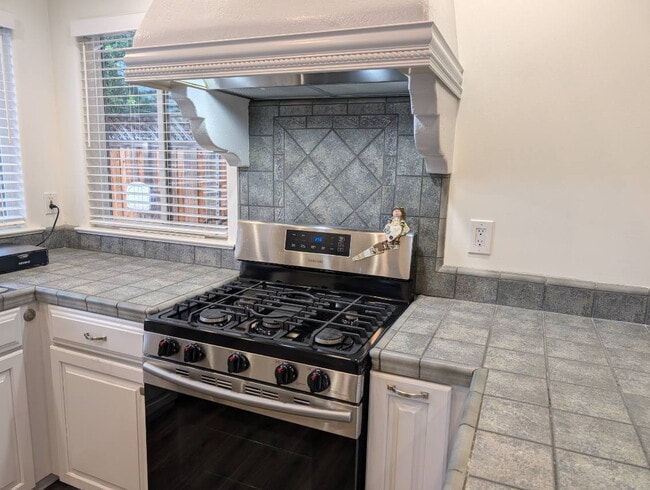 Building Photo - Lovely 2 bedroom and 2 bath remodeled home in South San Jose with a swimming Pool, 2 car garage, ...