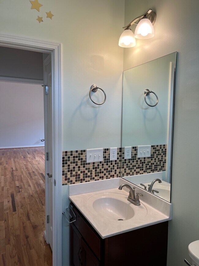 Building Photo - "Charming 2-Bed, 2-Bath Condo with Gleamin...