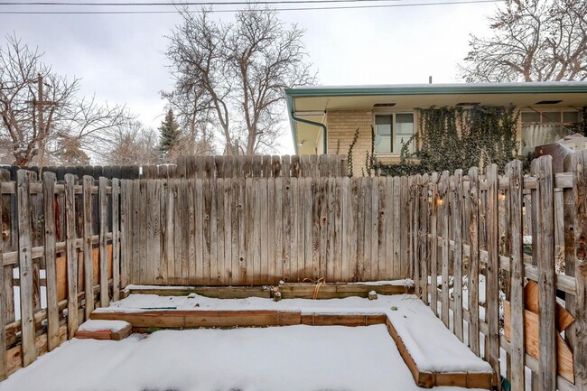 Building Photo - Two Bedroom Townhouse in Wheat Ridge!