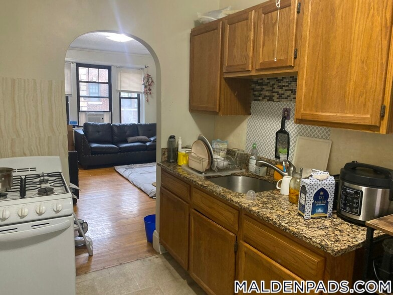 Building Photo - 349 Pleasant St