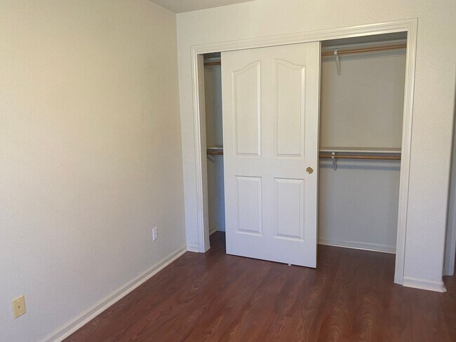 Building Photo - Beautiful Lakefront Home in the Vineyard! 55+ community