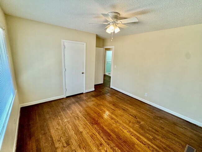 Building Photo - 1005 Kalmia St