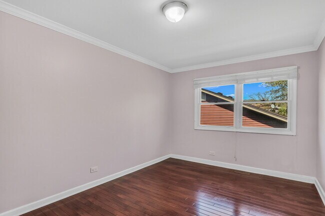 Building Photo - 107 E Burr Oak Dr