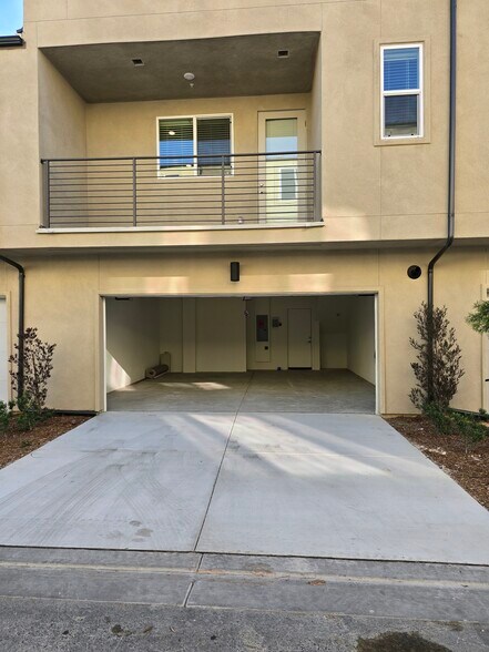 Building Photo - 5350 Seacliff Pl