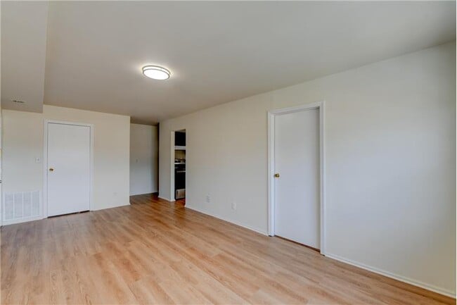 Building Photo - 6 College Dr