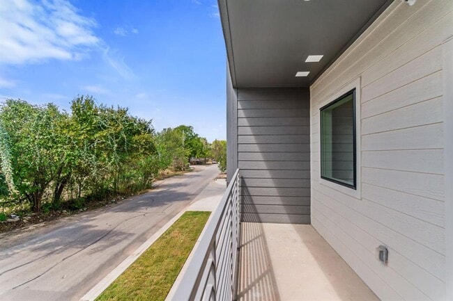 Building Photo - 100 Mockingbird Ln W