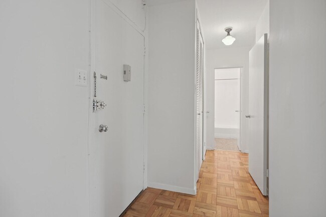 Building Photo - Walk to Georgetown! One Month Concession! Professionally Managed & Recently Renovated // 1 Bedroo...