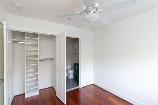 Building Photo - Chevy Chase Area One Bed, One Bath Condo R...
