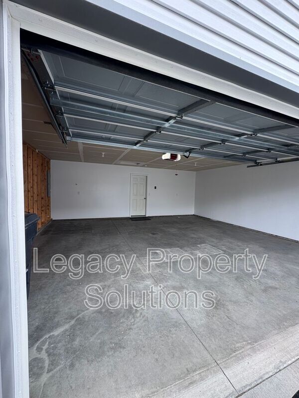 Building Photo - 719 Hillcrest Dr SE