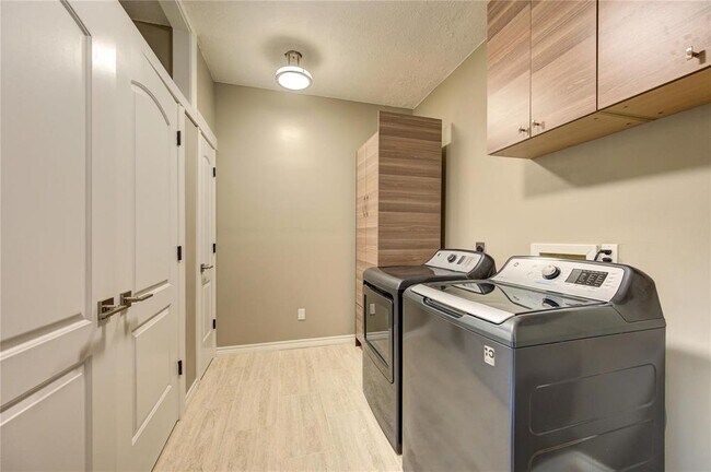 Building Photo - 1030 Crossroads Dr