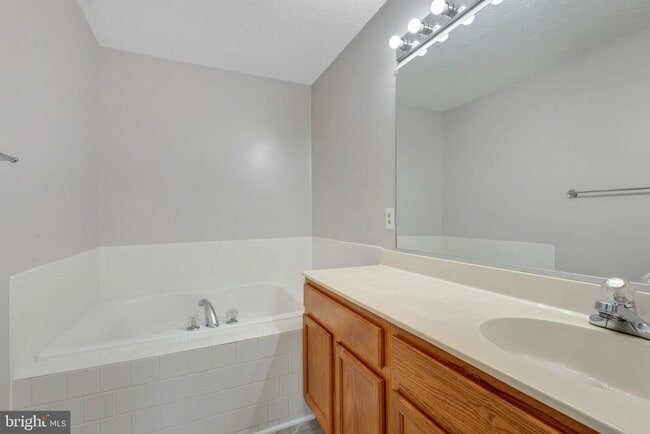 Building Photo - 3917 Elkhorn Cir