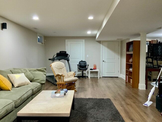 Primary Photo - 35 Rindge Ave