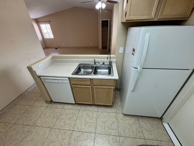 Building Photo - Charming 3-bedroom home located in the picturesque town of Pahrump!