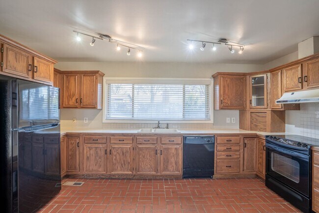 Building Photo - 3 Bed | 2 Bath in Midtown!