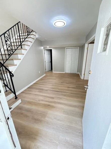 Building Photo - 1260 Kenmore Dr