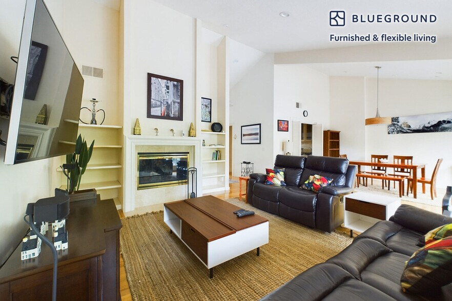Building Photo - 500 Golfview Dr