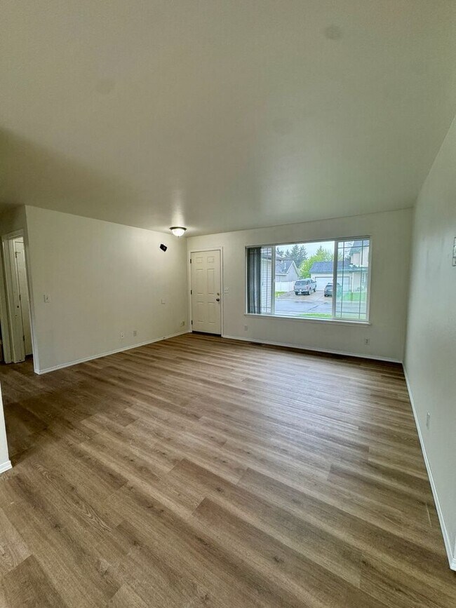 Building Photo - Newly Renovated Ranch Style Home!