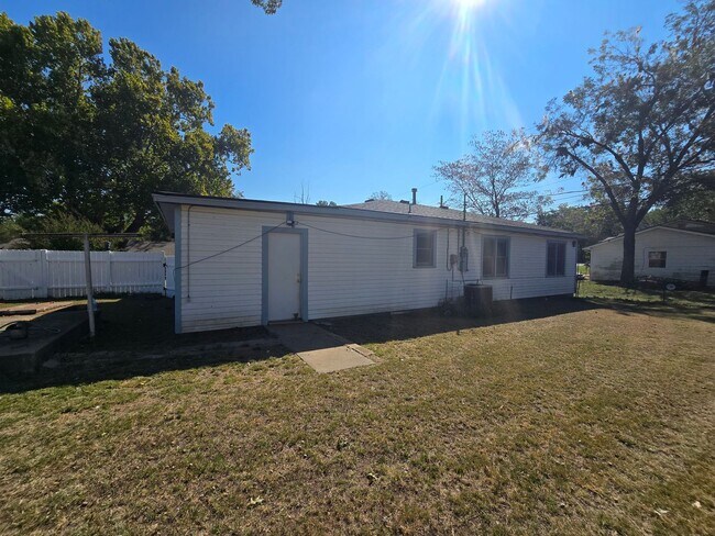 Building Photo - 3 bed 1 bath in Tecumseh!