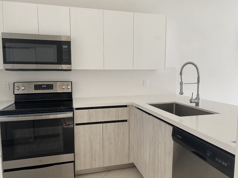 Building Photo - 219 SE 8th St